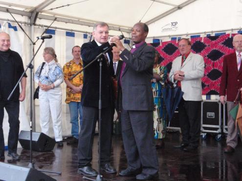 Bischof Kahuthu bei der zusammen mit dem Oberbürgermeister durchgeführten Eröffnung des Afrikafestes auf der Bühne am Oberen Marktplatz der Stadt Freudenstadt (Simultanübersetzung durch Pfarrer Stierlen).