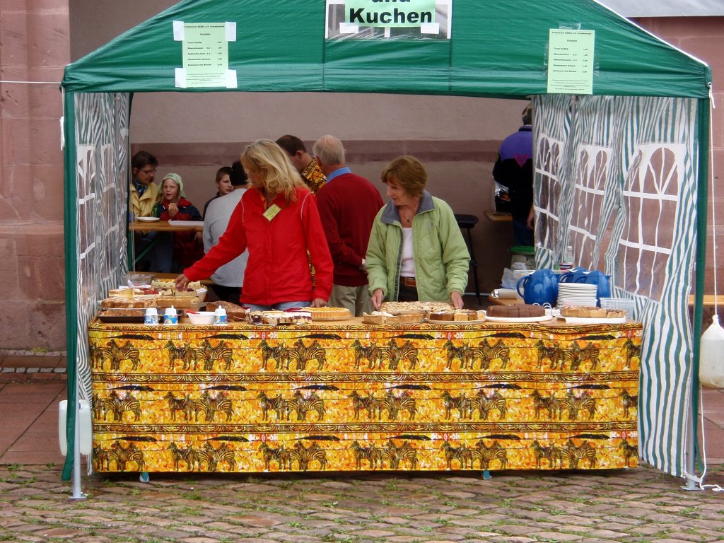 Kuchenverkauf im Informationszelt des Vereins (vor der Stadtkirche).