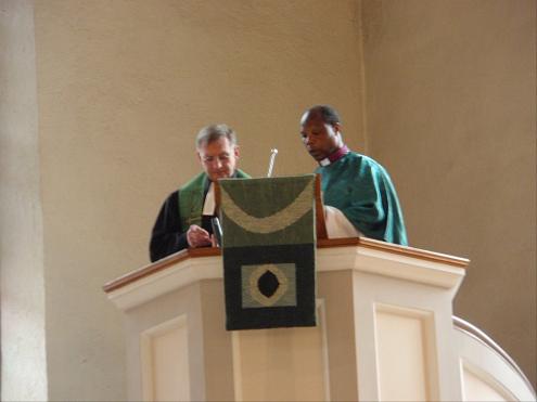 Predigt in Kiswahili zum Abendgottesdienst in der Stadtkirche durch Bischof Kahuthu (Simultanübersetzung durch Pfarrer Stierlen, links).