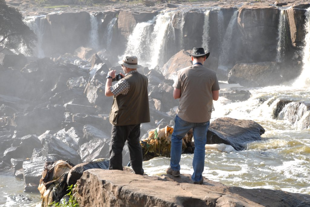 Vereinsmitglieder am bekannten Fourteen Falls Wasserfall, welcher in ca. 20km Entfernung von der Industriestadt Thika im kenianischen Hochland liegt.