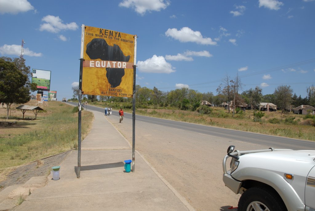 Äquator an der Straße bei Nanyuki im Hochland Kenias (Höhe über N.N. laut Verkehrsschild: 6389 Feet = 1947 m).