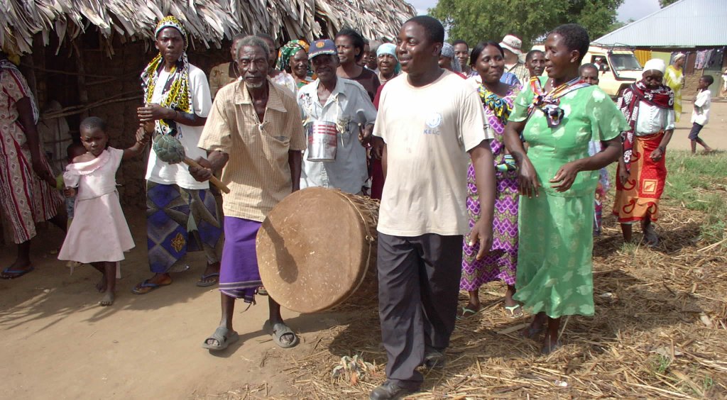 Begrüßung durch die Dorfbewohner bei unserem Besuch in Kulesa im Tana-River-Gebiet.