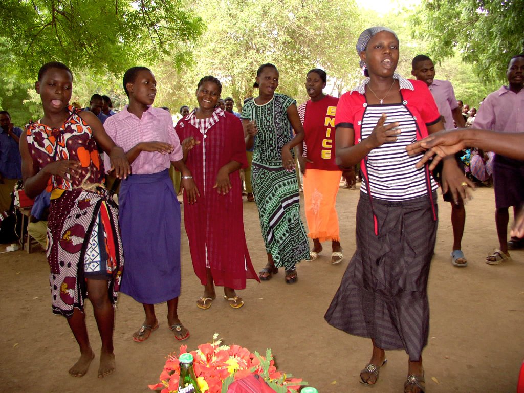 Musikalische Begrüßung mit Tanz und Gesang bei unserem Besuch in Kulesa (Tana-River-Gebiet).