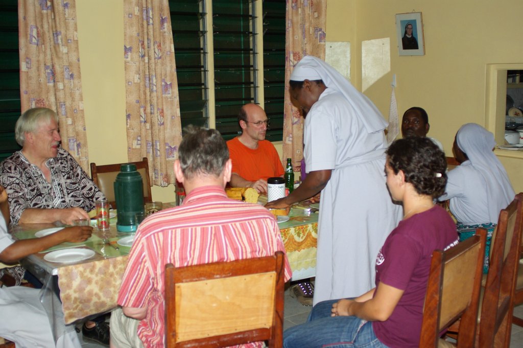 Vereinsmitglieder beim gemeinsamen Abendessen mit den Schwestern im Schwesternhaus des Aidswaisenprojekts in Baharini.