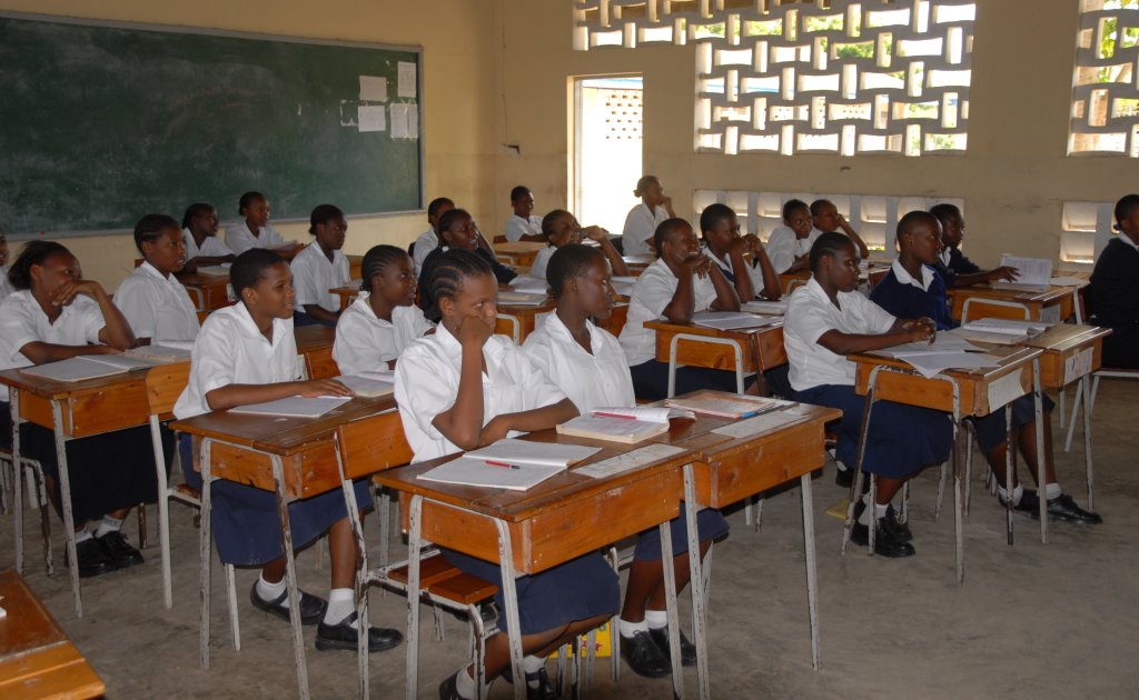 Besuch bei einer zum Aidswaisenprojekt in Baharini gehörenden Mädchen-Oberschule (Secondary School).