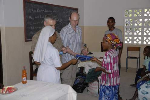 Im Rahmen einer verspätet stattfindenden Weihnachtsfeier wurden den vom Aidswaisenprojekt unterstützten Schülern Schultaschen überreicht.