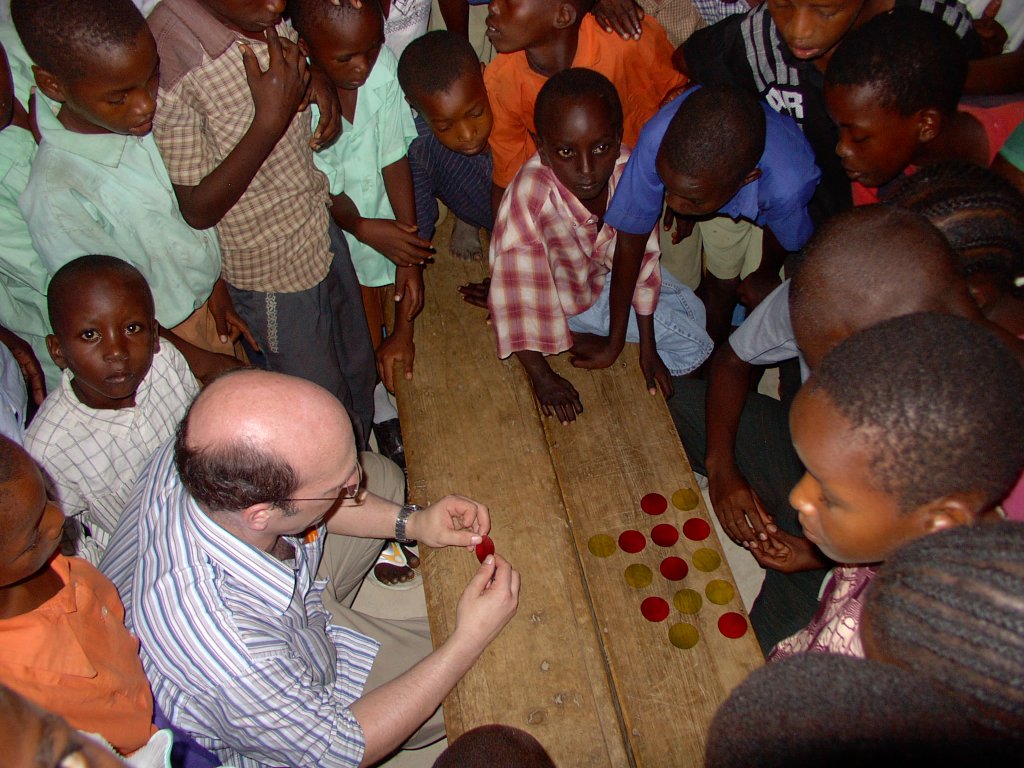 Vereinsmitglied bei einem in Ostafrika verbreiteten Spiel zusammen mit den in Baharini betreuten Aidswaisen.