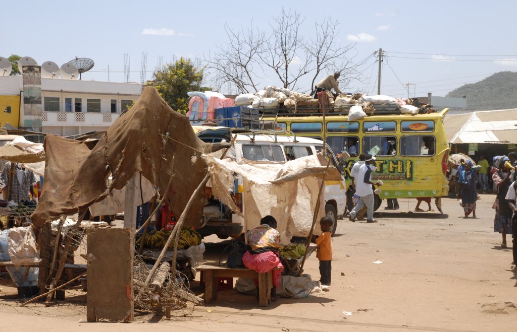 Typischer Verkaufsstand am Straßenrand im Zentrum der Stadt Voi, welche an der Verbindungsstraße Nairobi-Mombasa im Süden des Landes gelegen ist.