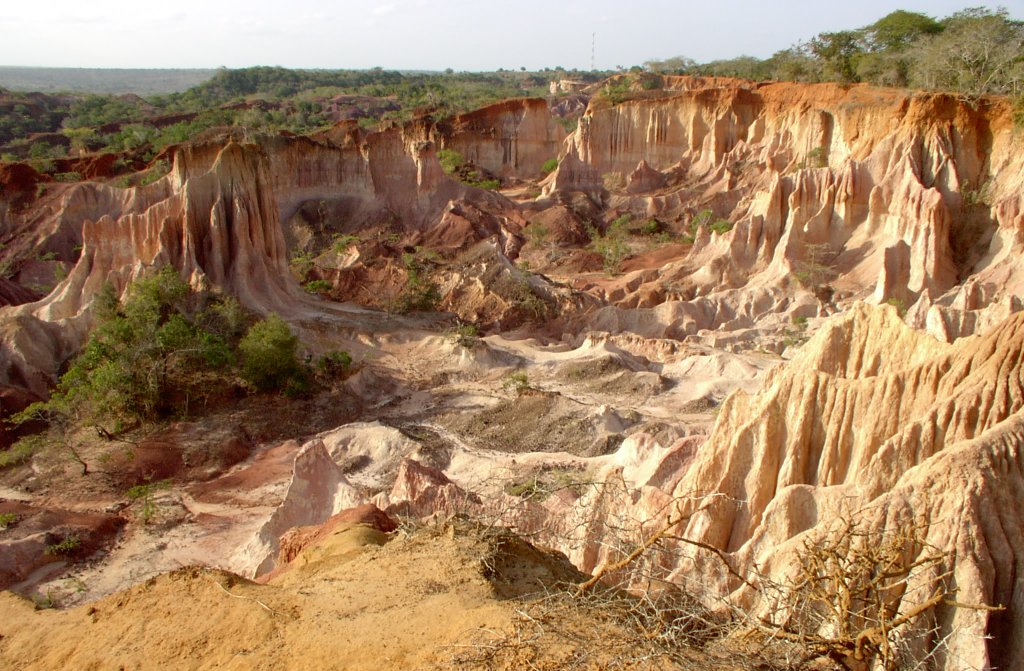 Die nordwestlich von Malindi gelegene, als Marafa Depression bezeichnete Senke, oft auch als Hell's Kitchen bezeichnet, stellt ein geologisches Gebiet dar, in dem Wind- und Sanderosion interessante Formationen hervorbrachten.