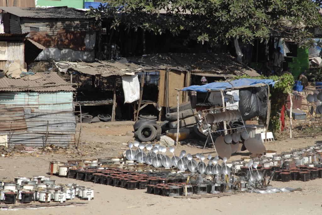 Verkauf von aus Abfällen bzw. Schrott hergestellten Kochgeräten in Malindi.