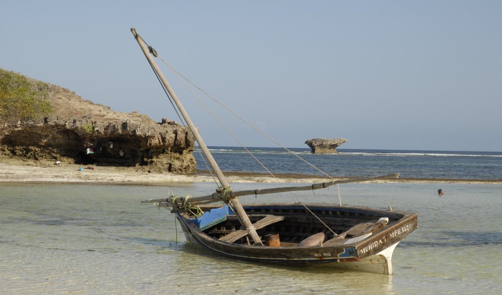 Bei Watamu, einer Gemeinde an der Küste des Indischen Ozeans, trafen wir die hier abgebildete Dhau, d.h. ein einheimisches Segelboot, an.