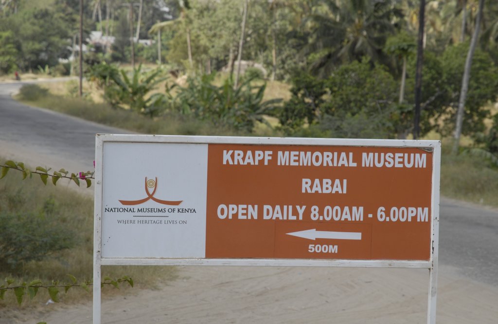 Schild an der Kreuzung, die zum ehemaligen Missionshaus von Pfarrer Dr. Ludwig Krapf fhrt, dem ersten Missionar, der Mitte des 19. Jahrhunderts von Württemberg nach Ostafrika kam.