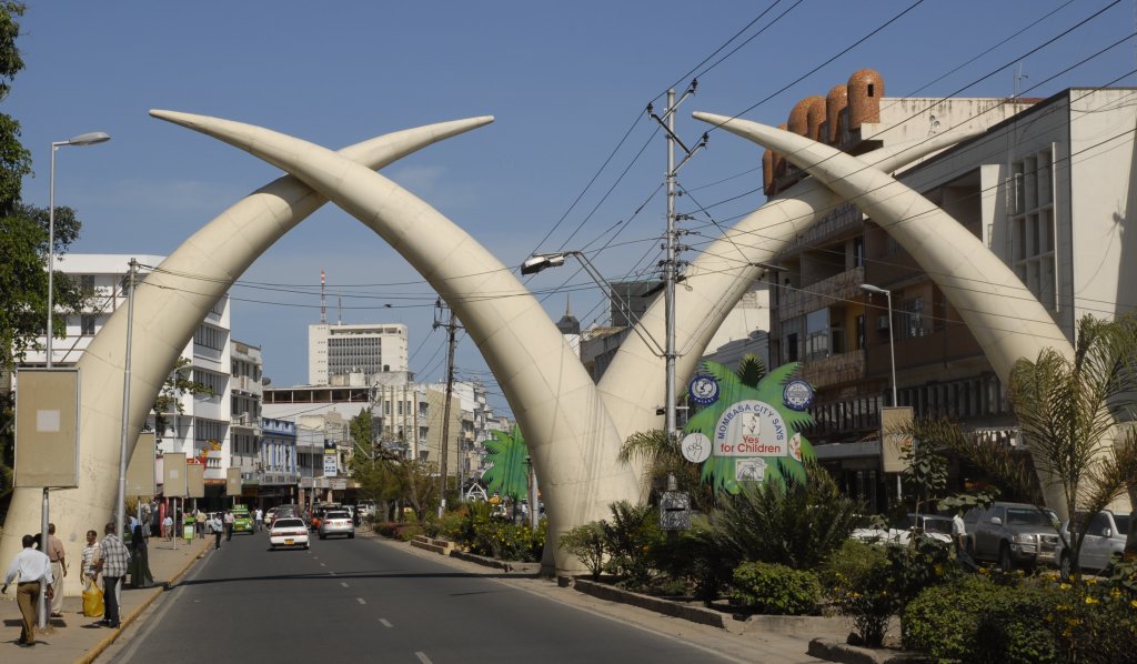 Stoßzähne — das Wahrzeichen von Mombasa, der kenianischen Metropole am Indischen Ozean.