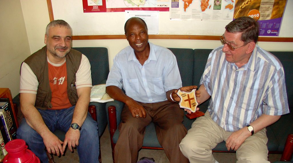 Vereinsmitglieder beim Besuch von Bishof Kahuthu (Mitte), dem Leiter der Ev.-Lutherischen Kirche in Kenia (KELC).