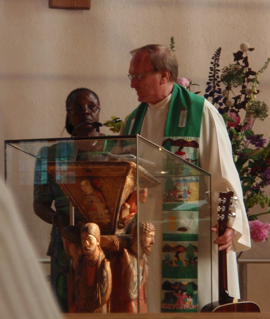 Pfarrer i.R. Willy Schneider mit Ehefrau bei der Gestaltung des Gottesdienstes.