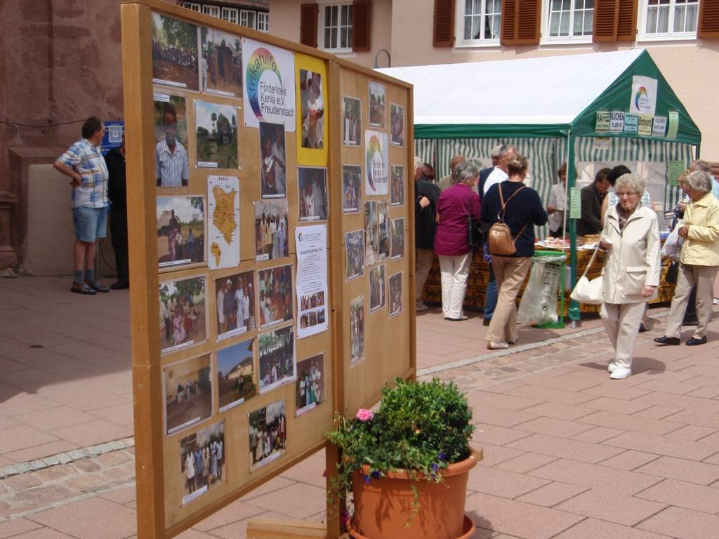 Beispiel für eine unserer Informationstafeln in der Nähe des Vereinszeltes (vor der Stadtkirche).