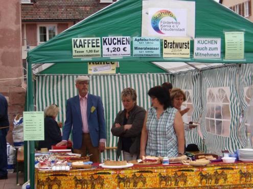 Mitarbeiter des Vereins beim Verkauf von Kaffee, Kuchen, Bratwurst und nichtalkoholischen Getränken (Erlös zur Unterstützung unserer sozialkaritativen Projekte in Kenia).