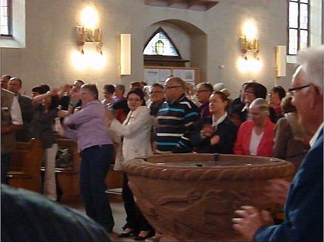 Alle Gäste konnten sich mit Singen und Tanzen am Geschehen beteiligen.