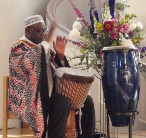 Musikalisches Highlight während des Gottesdienstes: Afrikanische Trommelmusik von Herrn Martin Ngnoubamdjum — ein Vorgeschmack auf unser Benefizkonzert am 26.Oktober 2012!