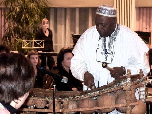 Afrikanische Trommelmusik von Martin Ngnoubamdjum.