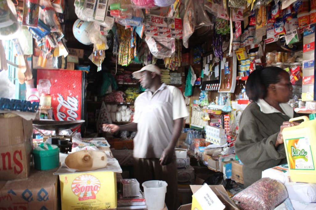 Einkauf im Dorfladen (Ortschaft Kanyoni/Kenia).
