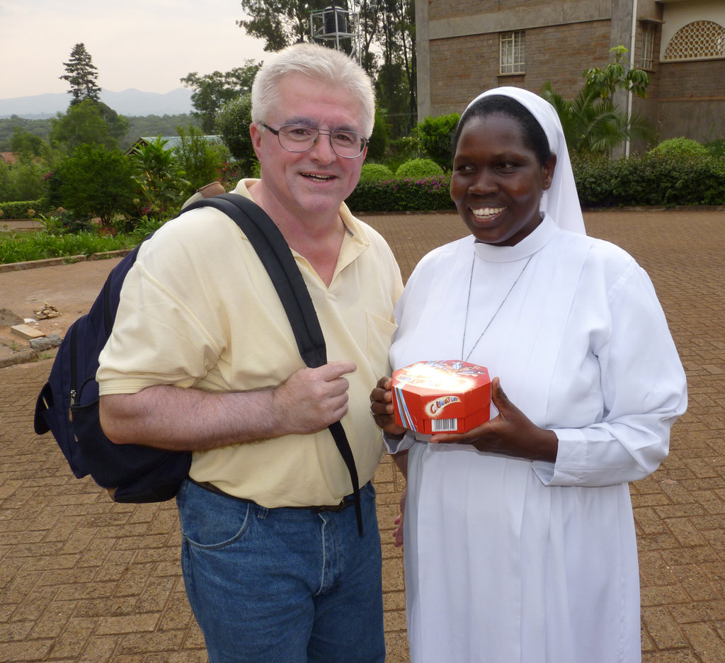 Vereinsmitglied zusammen mit Schwester des Sacred-Heart-Ordens.