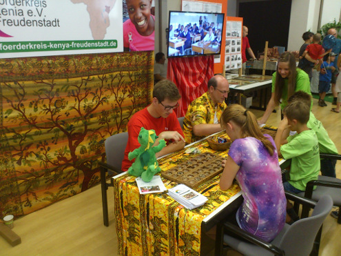 Vereinsmitglied und Besucher beim "Bao"-Spiel (Bürgermesse Freudenstadt am 26.08.2014).