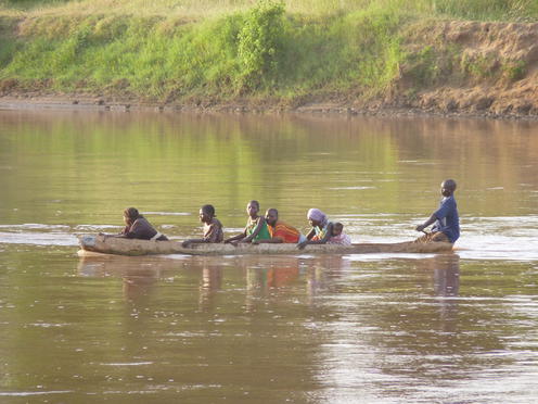 Impression vom Tana-River, Kenya, Bild 1/4: Übersetzendes Boot.