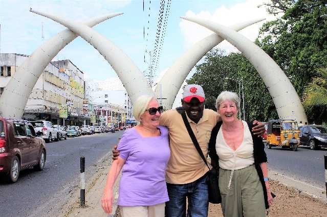 An den Elefantenzähnen — Wahrzeichen der Stadt Mombasa.