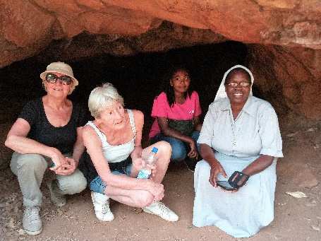 Gruppenfoto am Eingang einer Höhle im Waldnaturpark.