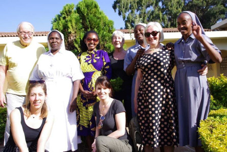 Besuch der Reisegruppe mit der unterstützten Medizinstudentin bei den katholischen Schwestern.