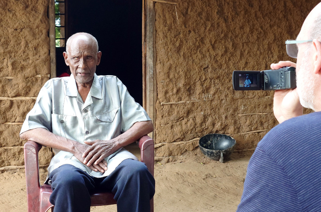 Besuch bei einem vom Verein untersttzten blinden Mann. Foto: Uwe Ade.