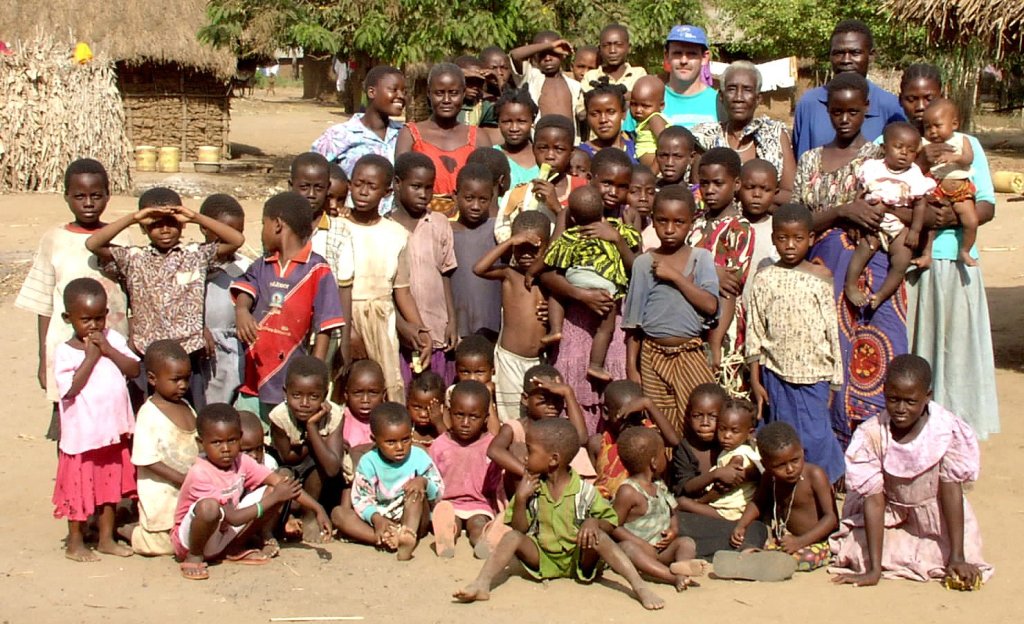 Large family partly sponsored by our society. Image taken in Kulesa, Kenya.